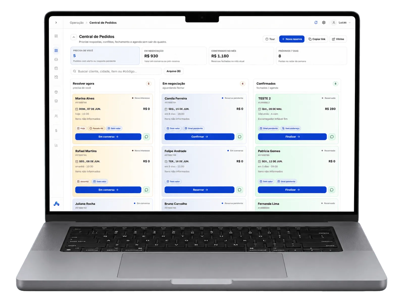 Central de Pedidos do BrinqueFlow num notebook, com pedidos organizados em resolver agora, em negociação e confirmados